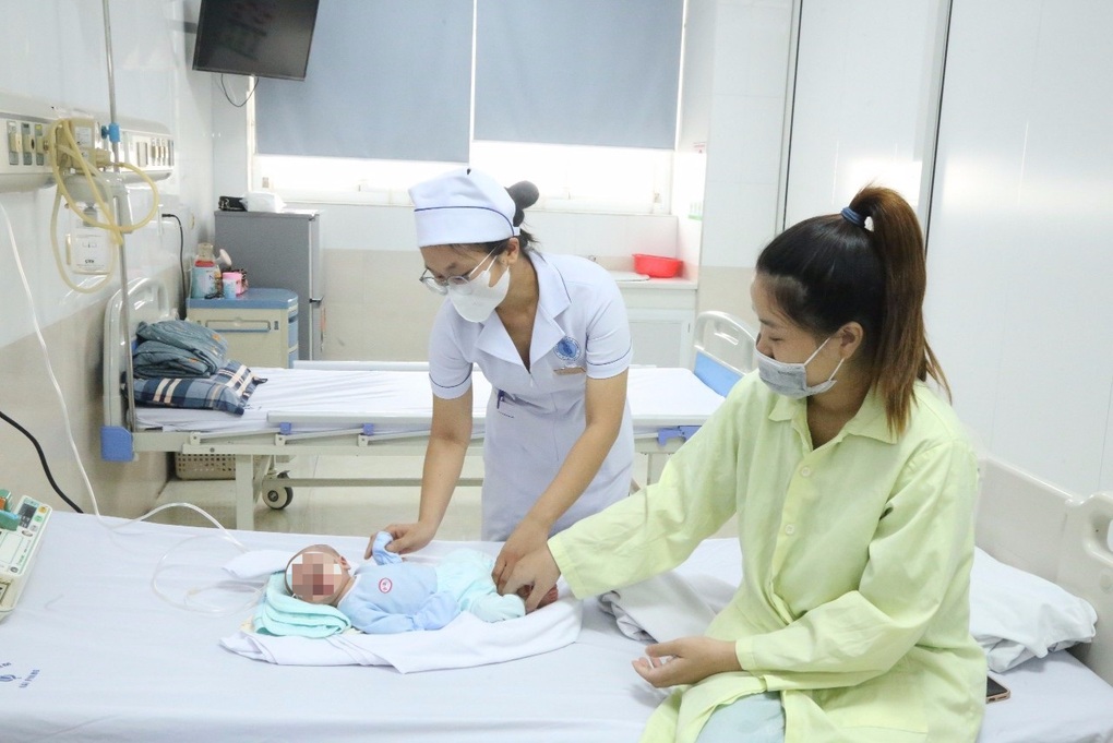 Điều dưỡng cứu bé sơ sinh ngừng thở vì sặc sữa trên taxi - 2 Điều dưỡng cứu bé sơ sinh ngừng thở vì sặc sữa trên taxi - 2