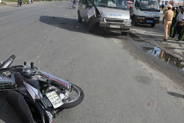 Xe khách hất văng xe máy, 2 mẹ con nguy kịch