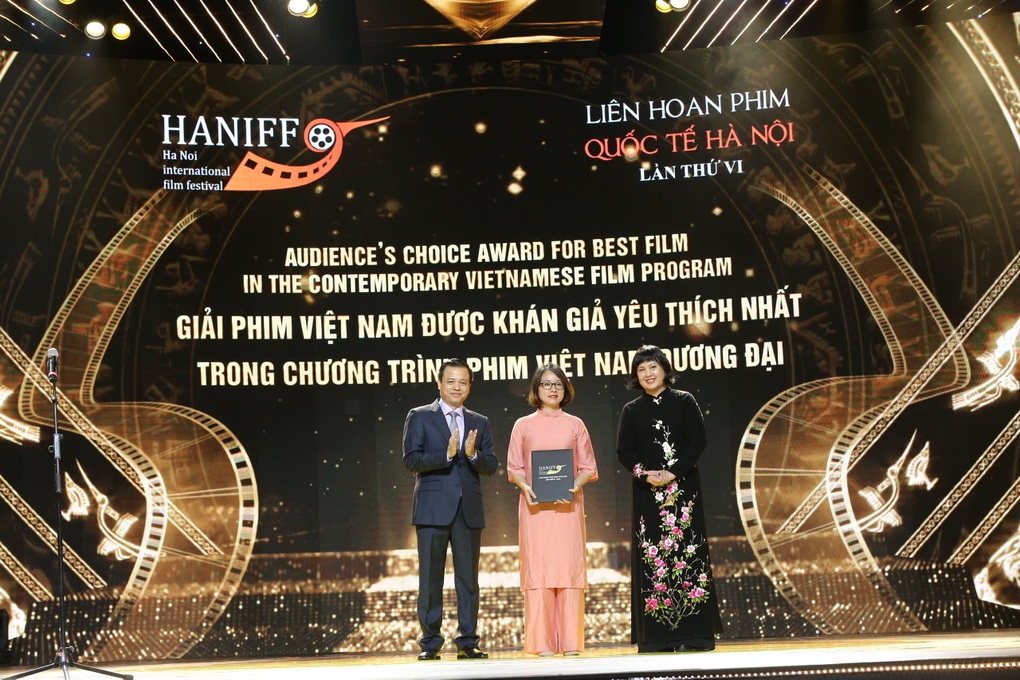 Bố già của Trấn Thành đoạt giải tại Liên hoan phim Quốc tế Hà Nội năm 2022 - 5 Bố già của Trấn Thành đoạt giải tại Liên hoan phim Quốc tế Hà Nội năm 2022 - 5
