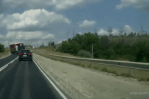 Clip: Xe tải mất lái lao thẳng vào đầu xe con và cú bẻ lái thần sầu