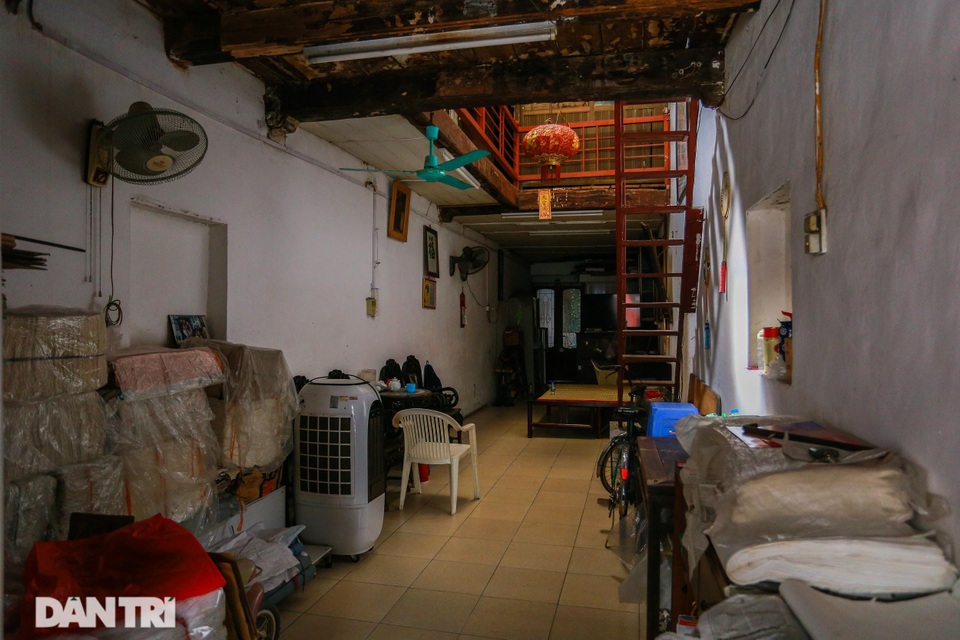 Căn nhà cổ trăm tuổi làm từ gỗ lim, có kiến trúc “độc nhất” phố cổ Hà Nội - 8 Căn nhà cổ trăm tuổi làm từ gỗ lim, có kiến trúc “độc nhất” phố cổ Hà Nội - 8