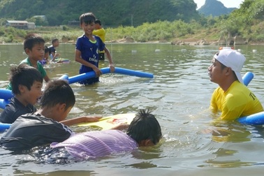 Quảng Bình: Mở lớp dạy bơi miễn phí cho học sinh sau hàng loạt vụ đuối nước