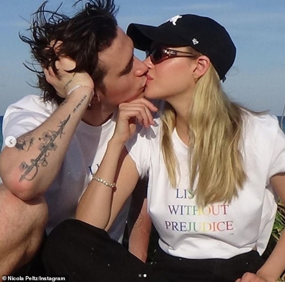 Những hình ảnh ngọt ngào của Brooklyn Beckham và con gái tỷ phú - 7 Những hình ảnh ngọt ngào của Brooklyn Beckham và con gái tỷ phú - 7