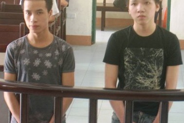 Ép thiếu nữ vào nhà nghỉ thay nhau cưỡng hiếp