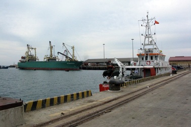 Hơn 100 tấn bùn trên tàu Trung Quốc cập cảng Hà Tĩnh