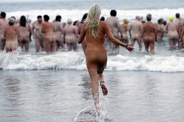 Hàng trăm người khỏa thân tắm biển để quyên tiền từ thiện