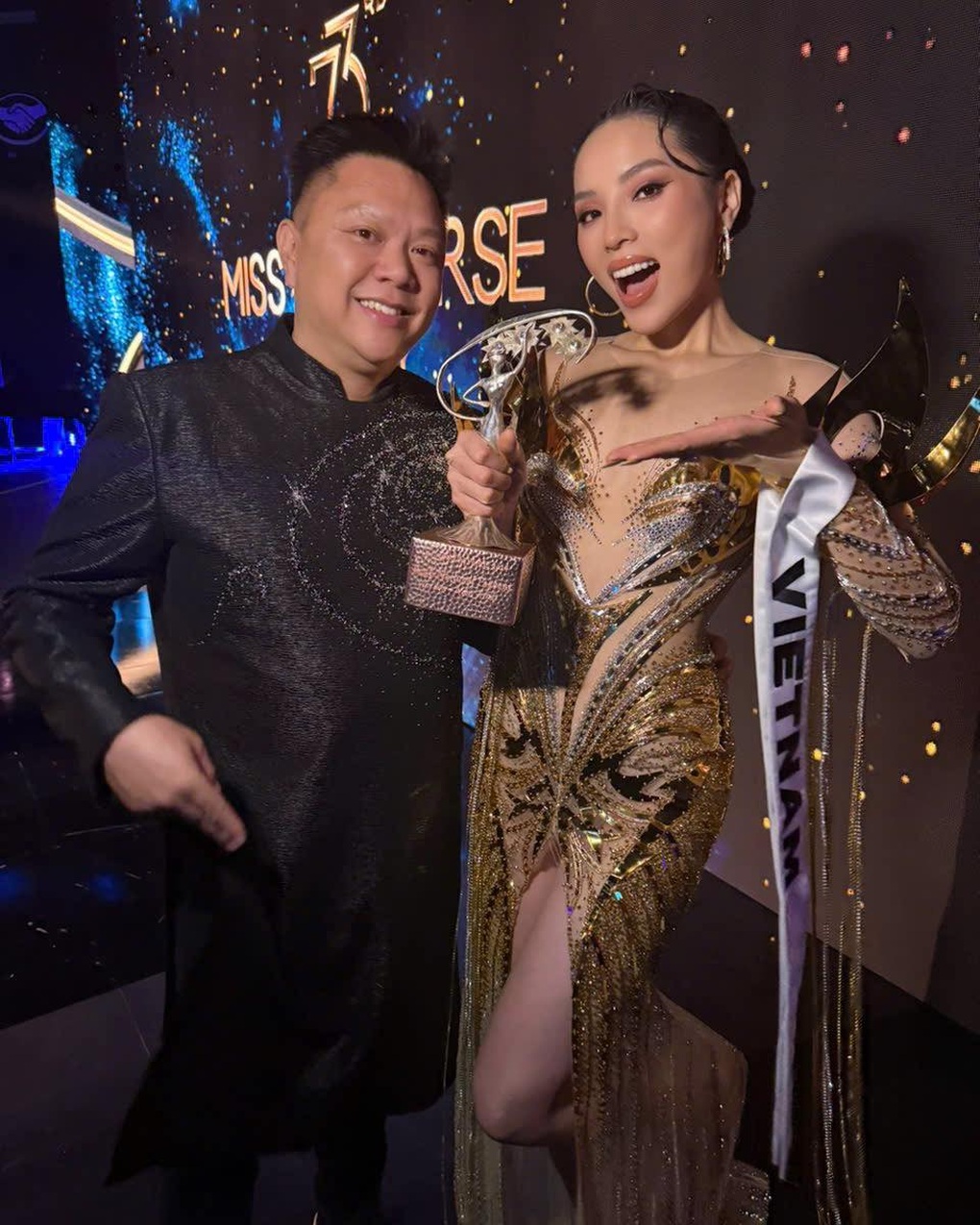 Kỳ Duyên hào hứng khoe chiếc cúp dành cho Miss Universe Vietnam tại bán kết - 1