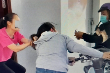 Công an triệu tập hai phụ nữ đánh người nghi do ghen tuông