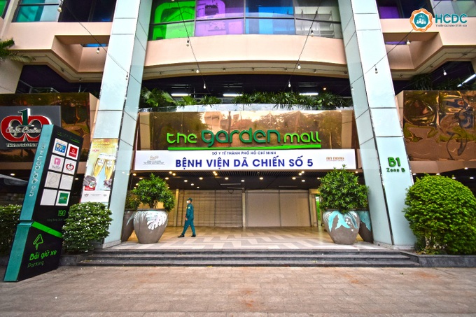 Hình ảnh đầu tiên tại bệnh viện dã chiến thứ 5 tại Thuận Kiều Plaza nhận những bệnh nhân Covid-19 - Ảnh 1.