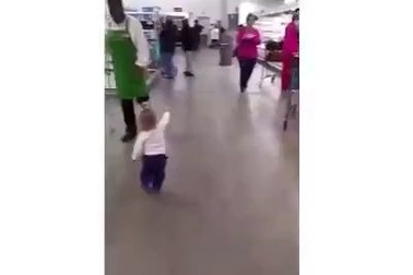 Clip em bé dễ thương thấy ai cũng chào