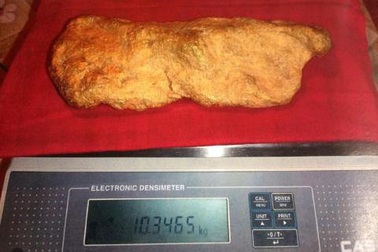 Đi đào đất trả nợ, anh công nhân "vớ" cục vàng nguyên khối nặng hơn 10 kg