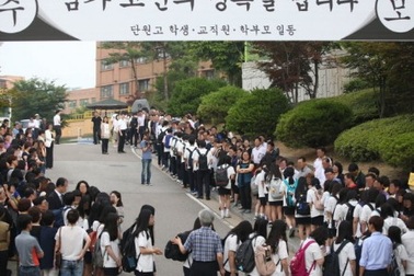 Hàn Quốc: Học sinh sống sót sau vụ chìm phà trở lại trường học