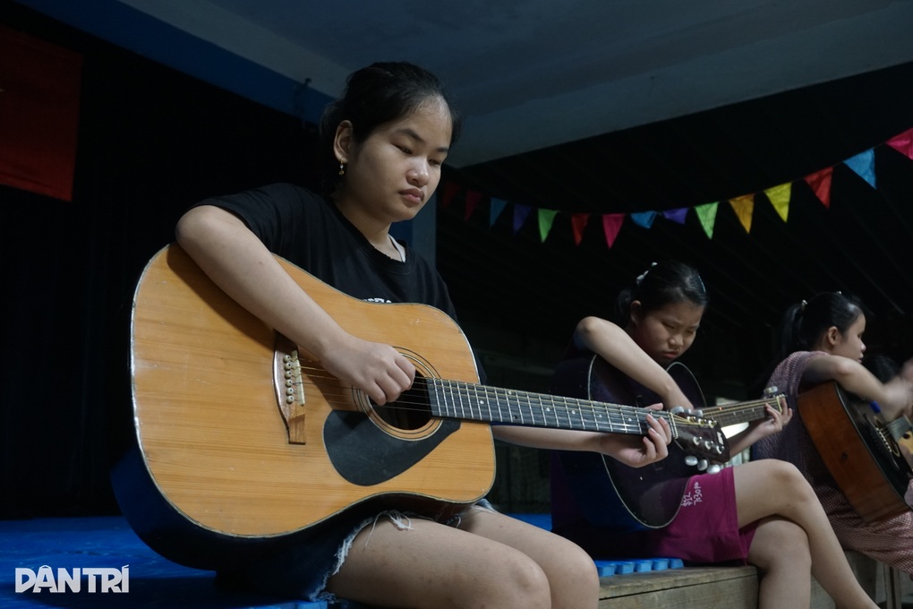 Điều diệu kỳ trong lớp học đàn miễn phí của thầy giáo khuyết tật - 11 Điều diệu kỳ trong lớp học đàn miễn phí của thầy giáo khuyết tật - 11