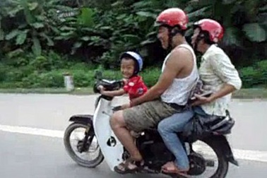 Bé 5 tuổi phóng xe bạt mạng trên quốc lộ