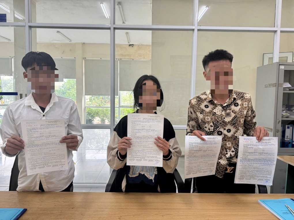 Xe máy kẹp 3 đi vào cao tốc Hà Nội - Hải Phòng - 2 Xe máy kẹp 3 đi vào cao tốc Hà Nội - Hải Phòng - 2