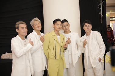 Isaac tái xuất và biểu diễn sôi động