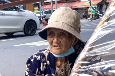 Cụ bà 79 tuổi trụ lại Sài Gòn mưu sinh, nuôi hy vọng mang tro cốt con về