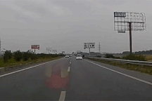 Không quan sát, taxi tạt văng xe máy lên dải phân cách