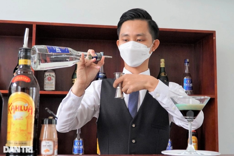 Màn pha chế Cocktail bốc lửa đạt giải nhất của thầy giáo 9x trường nghề - 3 Màn pha chế Cocktail bốc lửa đạt giải nhất của thầy giáo 9x trường nghề - 3