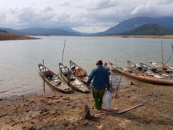 Người dân chật vật mưu sinh giữa lòng hồ thủy điện - Ảnh 5.