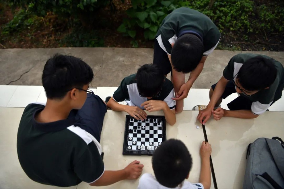 Chuyện tại ngôi trường đặc biệt dành cho học sinh uống rượu, nghiện game - 2 Chuyện tại ngôi trường đặc biệt dành cho học sinh uống rượu, nghiện game - 2