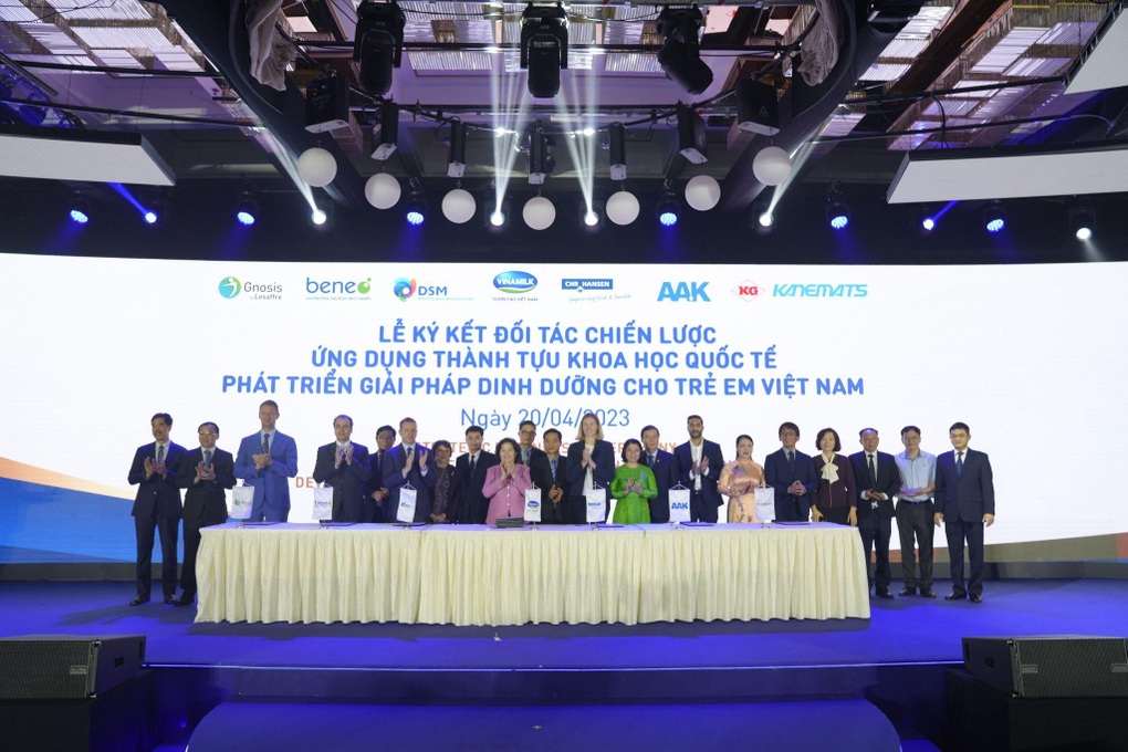 Vinamilk hợp tác 6 tập đoàn dinh dưỡng hàng đầu nâng chuẩn sữa bột trẻ em - 1 Vinamilk hợp tác 6 tập đoàn dinh dưỡng hàng đầu nâng chuẩn sữa bột trẻ em - 1