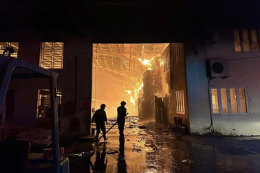 Cháy lớn tại công ty bao bì ở Bình Dương