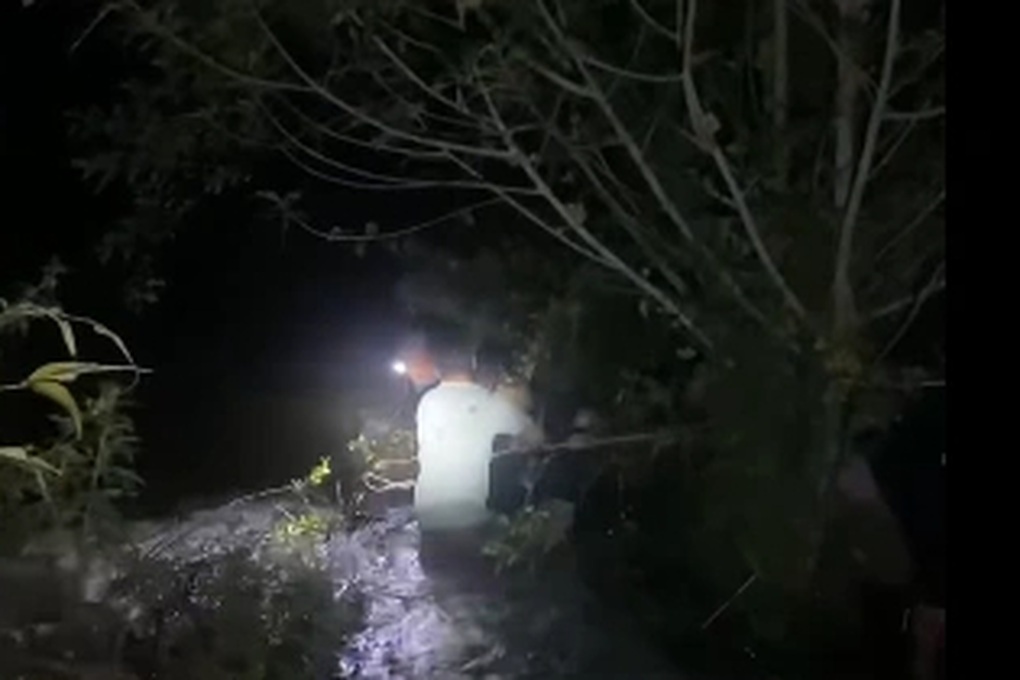 15 phút vật lộn cứu người đàn ông bị lũ cuốn trôi trong đêm - 1