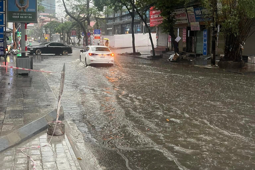Mưa lớn, nhiều tuyến phố ở Hà Nội ngập sâu trong nước - 2 Mưa lớn, nhiều tuyến phố ở Hà Nội ngập sâu trong nước - 2