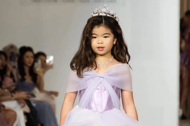Mẫu nhí học lớp 3 gây ấn tượng trên sàn diễn thời trang