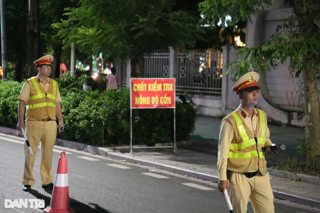Quá chén trong tiệc nhậu, nam tài xế ở Hà Nội bị phạt 35 triệu đồng - 1 Quá chén trong tiệc nhậu, nam tài xế ở Hà Nội bị phạt 35 triệu đồng - 1