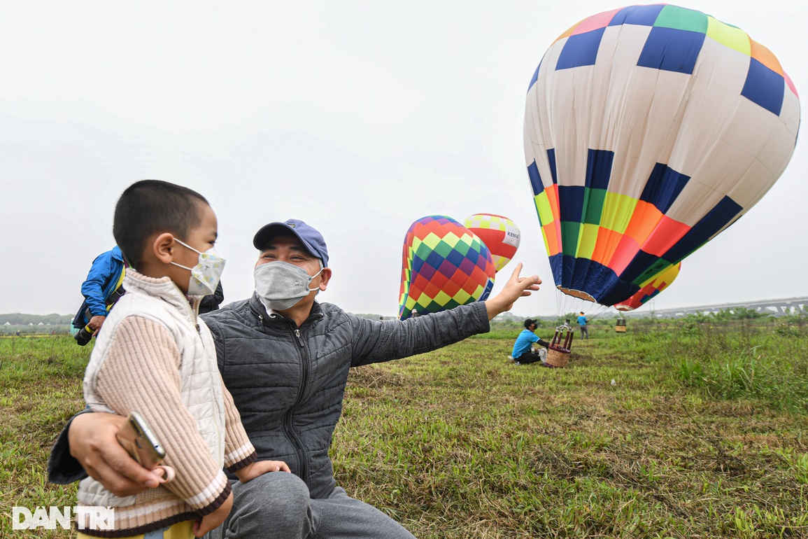 Du khách đổ về ven sông Hồng ngắm khinh khí cầu rực rỡ - 7 Du khách đổ về ven sông Hồng ngắm khinh khí cầu rực rỡ - 7