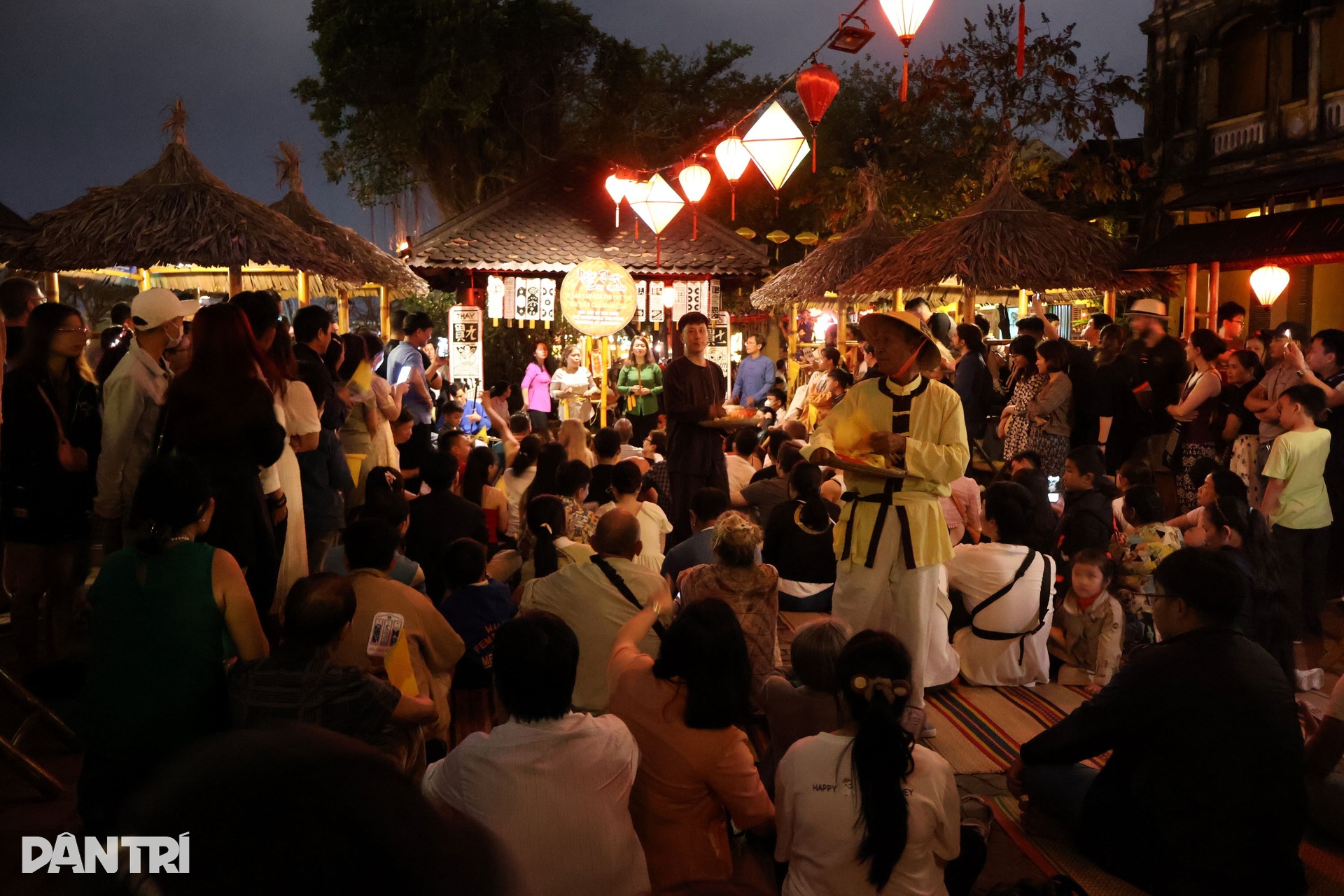 Nắng nóng, phố cổ Hội An vẫn đông nghịt du khách dịp lễ 30/4 - 7