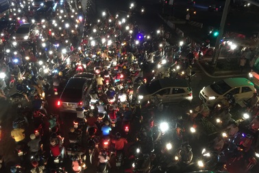 Cửa ngõ Sài Gòn ùn ứ nghiêm trọng, CSGT “căng mình” điều tiết