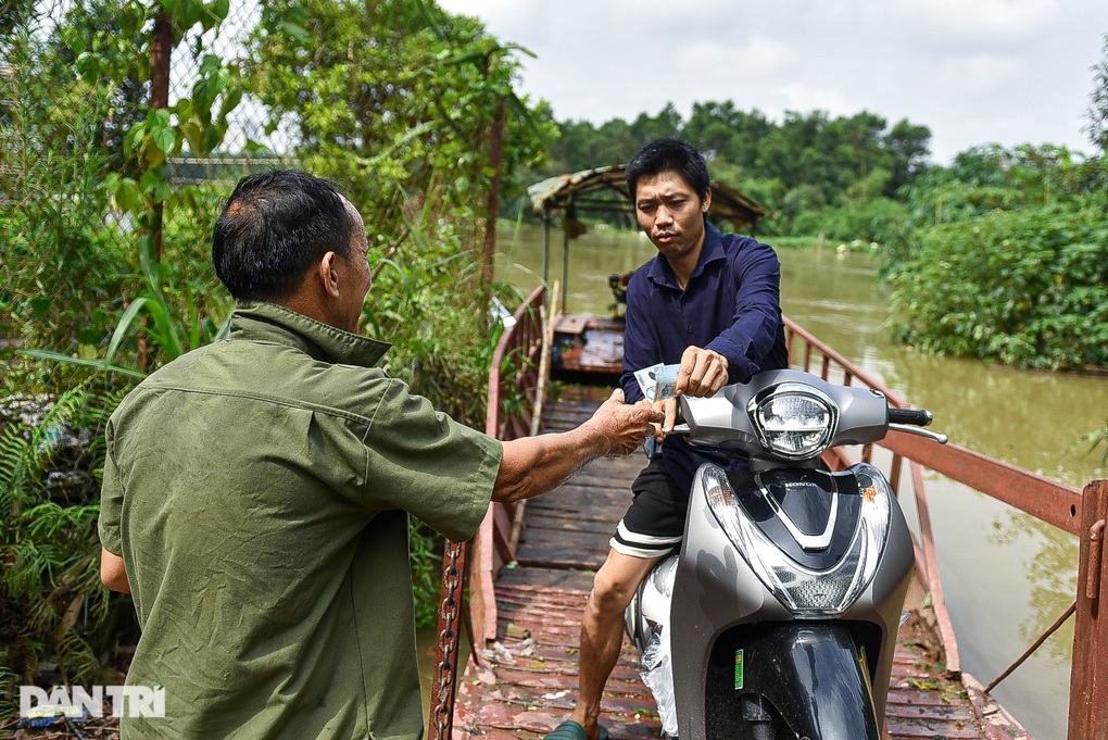 Hai ngày sau cơn mưa lớn, người Hà Nội đi đò qua đoạn ngập - 4 Hai ngày sau cơn mưa lớn, người Hà Nội đi đò qua đoạn ngập - 4