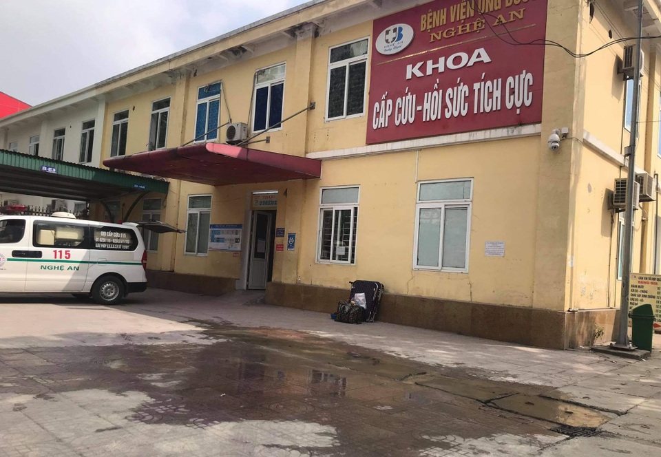 Nổ bình oxy trong xe cứu thương, ít nhất một người bị thương nặng - 1 Nổ bình oxy trong xe cứu thương, ít nhất một người bị thương nặng - 1