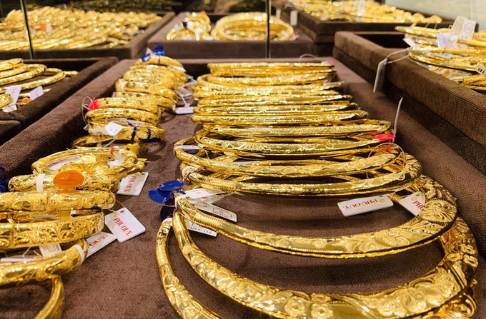 Giá vàng hôm nay 4/5: Bất ngờ đảo chiều, USD giảm, vàng tăng nhanh - Ảnh 1.