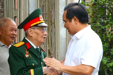 Chủ tịch UBND TPHCM thăm thương, bệnh binh, người có công với cách mạng