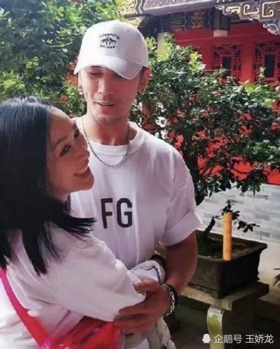 Chung Lệ Đề và chồng trẻ bị bắt gặp đi cầu tự - 4 Chung Lệ Đề và chồng trẻ bị bắt gặp đi cầu tự - 4