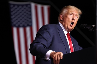 Cựu Tổng thống Trump chỉ trích đối thủ nặng ký "thiếu trung thành"