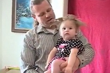 Bé gái chào đời với tóc dựng ngược do bị sét đánh trong bụng mẹ