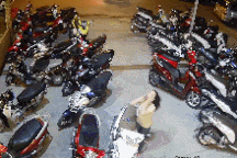 Nhầm chân ga, tài xế lao thẳng xe bán tải vào bãi đậu xe máy