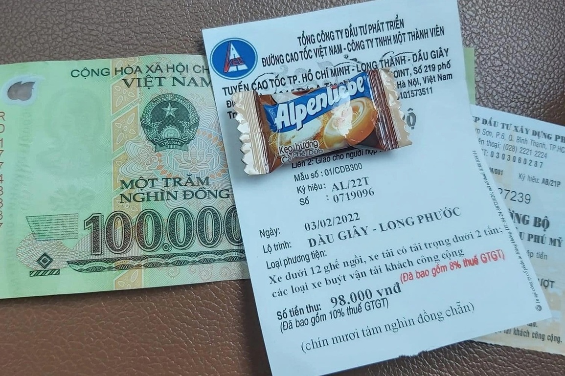 Một tài xế nhận được kẹo thay cho tiền lẻ trả lại khi trả phí cho tuyến cao tốc TPHCM - Long Thành (Ảnh: FB). Một tài xế nhận được kẹo thay cho tiền lẻ trả lại khi trả phí cho tuyến cao tốc TPHCM - Long Thành (Ảnh: FB).