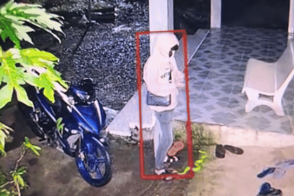 Mải xem điện thoại, chàng trai không phát hiện rắn độc trườn sát chân - 1 Mải xem điện thoại, chàng trai không phát hiện rắn độc trườn sát chân - 1