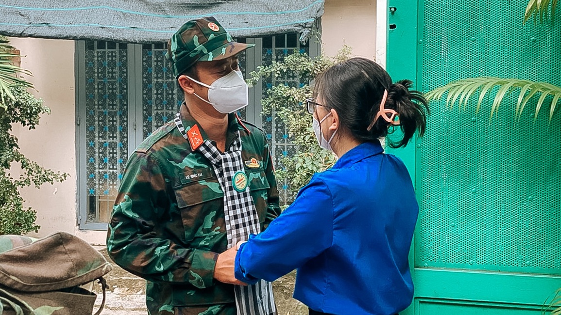 Anh bộ đội vào TP.HCM chống dịch rước luôn cô tình nguyện xinh đẹp làm vợ - 3 Anh bộ đội vào TP.HCM chống dịch rước luôn cô tình nguyện xinh đẹp làm vợ - 3