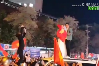 Cặp đôi Cần Thơ chụp ảnh cưới giữa biển người ăn mừng chiến thắng