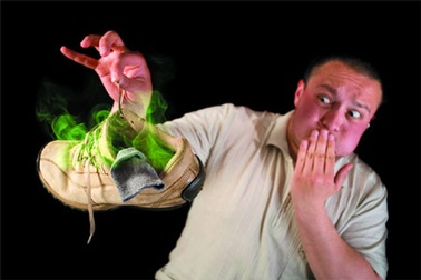 Chân hôi càng hôi vì xịt khử mùi