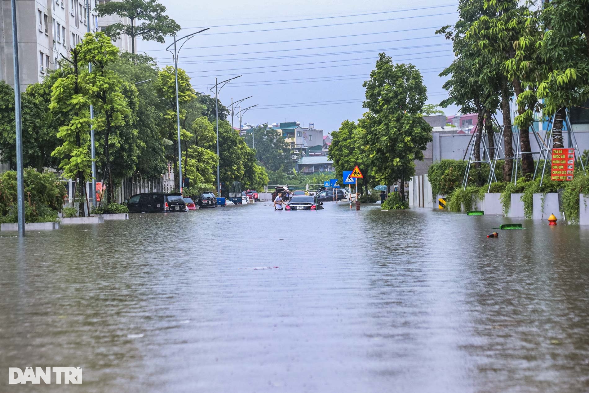 Hà Nội: Mưa lớn ngày cuối tuần, hàng loạt ô tô chết máy - 10