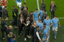 Haaland xô xát với ban huấn luyện Arsenal sau trận thua của Man City