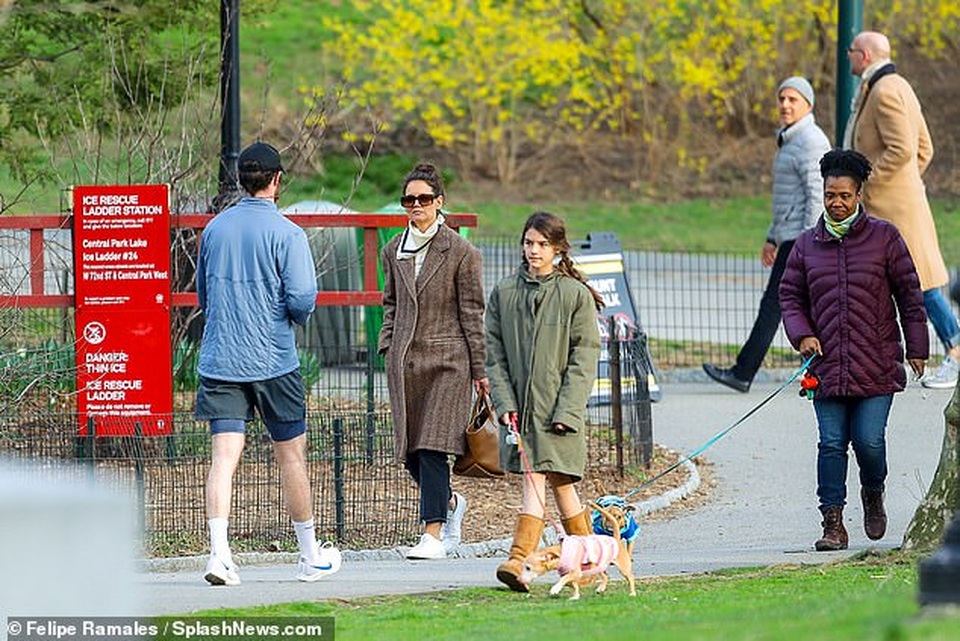 Katie Holmes cùng con gái dắt cún đi dạo - 3 Katie Holmes cùng con gái dắt cún đi dạo - 3